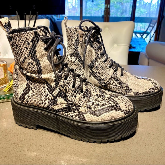 ♥️ Topshop UK 🇬🇧 Black and Cream Snakeskin Combat Boots. Size 8. GOOD AS NEW ! - Picture 5 of 11